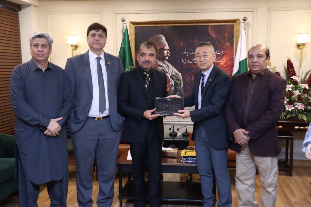 Chinese Consul General Sun Yan visits Lahore Chamber of Commerce & Industry

Lahore: Newly-appointed Chinese Consul General H.E. Sun Yan visited the Lahore Chamber of Commerce & Industry, where he met President Mr. Faheem ur Rehman Saigol. Vice President Mr. Khurram Lodhi, Commercial Consul Mr. Li Haoteng and Executive Committee members including Ms. Firdos Nisar, Mr. Ahad Amin Malik, Mr. Karamat Ali Awan, Mr. Abdul Majeed and Mr. Amir Ali also attended the event.

During the visit, H.E. Sun Yan highlighted the new opportunities under CPEC 2.0 in industry, agriculture, and minerals, and emphasized the importance of learning Chinese for future trade and investment.

LCCI President Mr. Faheem Ur Rehman Saigol stressed the need to increase Pakistani exports to China and highlighted the potential in agriculture, IT, textiles, leather, surgical instruments, renewable energy, and electric vehicles.

Vice President Mr. Khurram Lodhi appreciated the Chinese language courses for opening new avenues in trade and joint ventures. This year marks 75 years of diplomatic relations between Pakistan and China, reflecting a partnership based on mutual respect, cooperation, and shared growth.