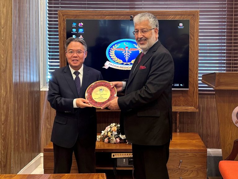Chairman-China-Development-Agency-Visits-the-Smart-Classroom-at-Air-University-Islamabad-1200x903