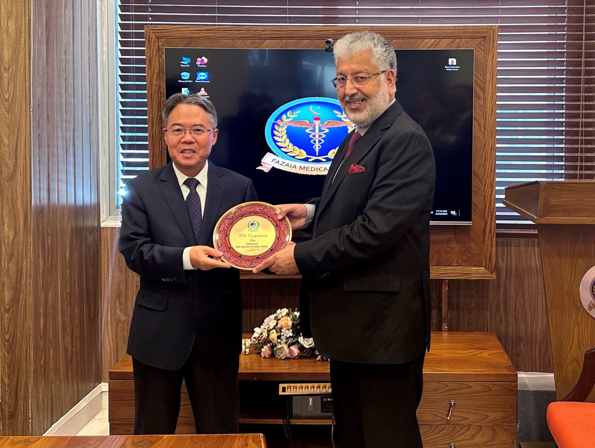 Chairman-China-Development-Agency-Visits-the-Smart-Classroom-at-Air-University-Islamabad-1200x903