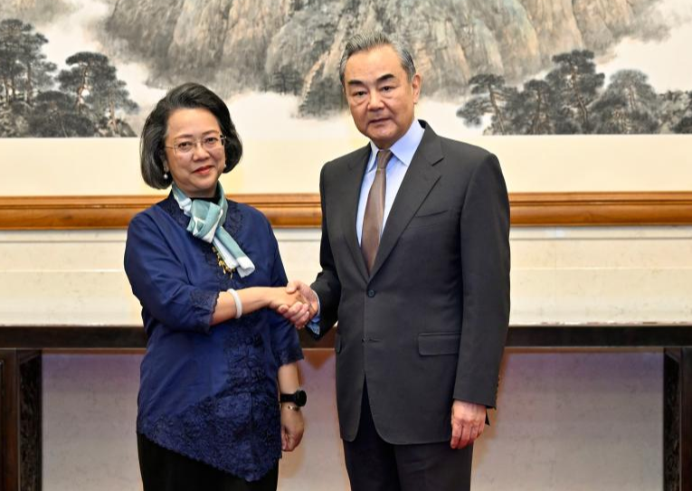 Chinese-Foreign-Minister-Wang-Yi-meets-with-Armida-Salsiah-Alisjahbana-