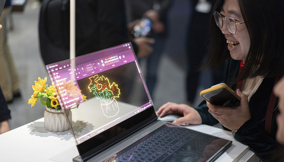 Lenovo-Thinkbook-transparent-display-laptop