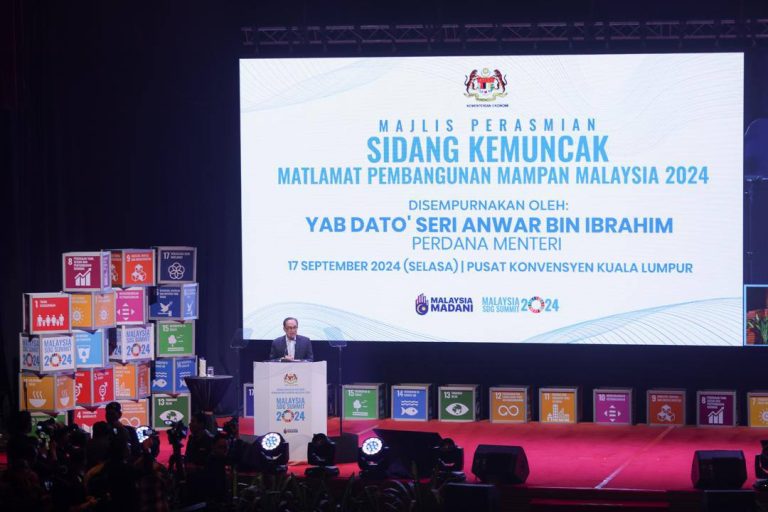 PM-Anwar-Ibrahim-visited-the-UN-booth-at-MalaysiaSDGSummit2024