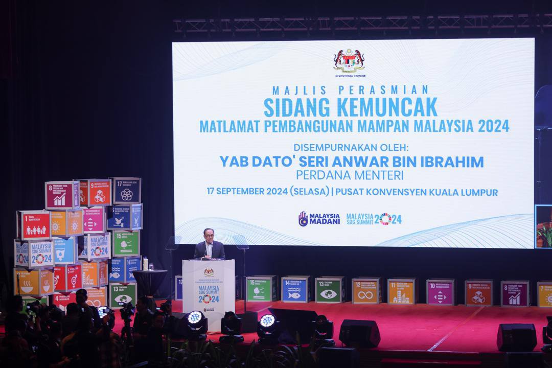 PM-Anwar-Ibrahim-visited-the-UN-booth-at-MalaysiaSDGSummit2024