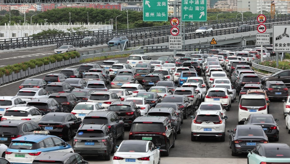 Vehicles-enter-the-Shenzhen-Zhongshan-Bridge