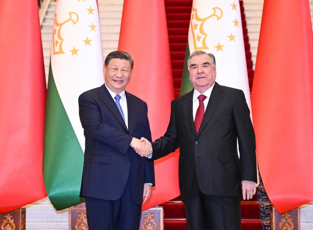 Xi-Jinping-talks-with-Tajik-President-Emomali-Rahmon-at-presidential-palace-in-Dushanbe-Tajikistan