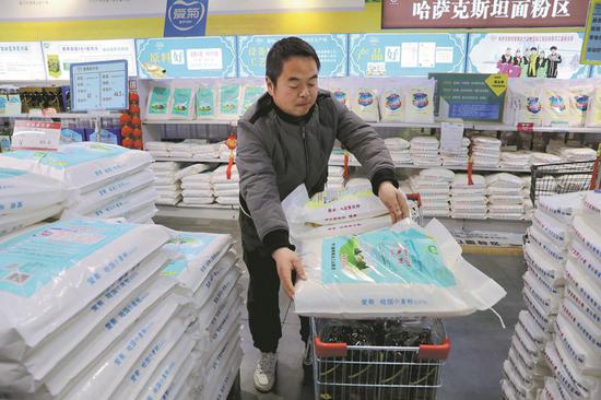 customer-purchases-a-bag-of-wheat-flour-from-Kazakhstan-