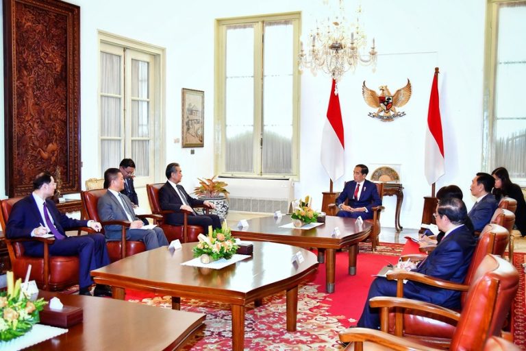 ndonesian-President-Joko-Widodo-meets-with-Chinese-Foreign-Minister-Wang-Yi