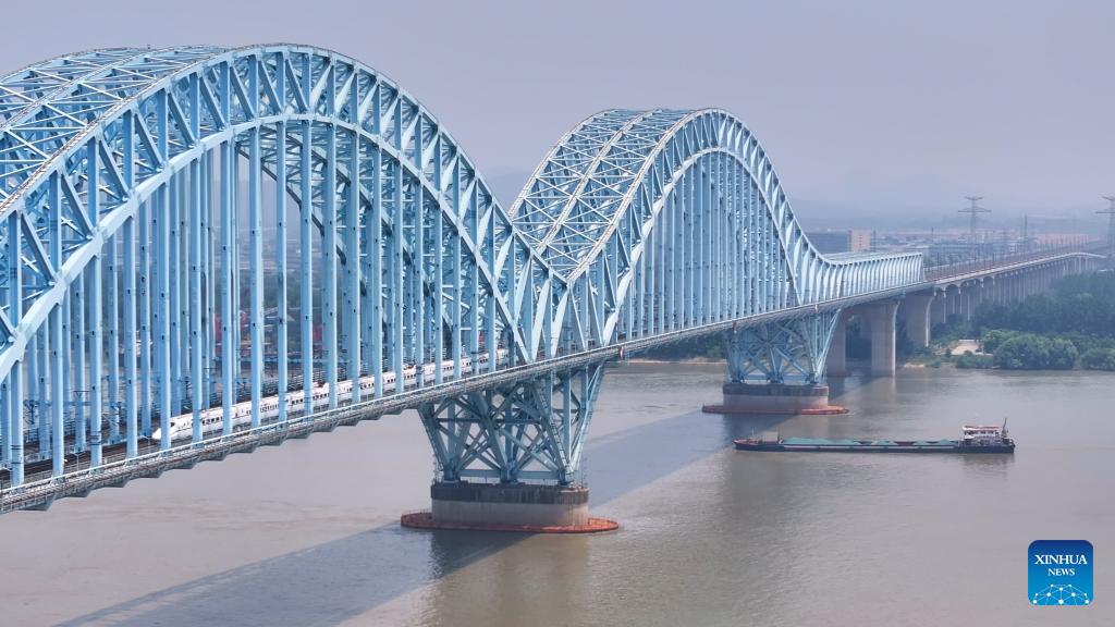 train-G8388-passes-through-the-Dashengguan-Yangtze-River-Bridge-in